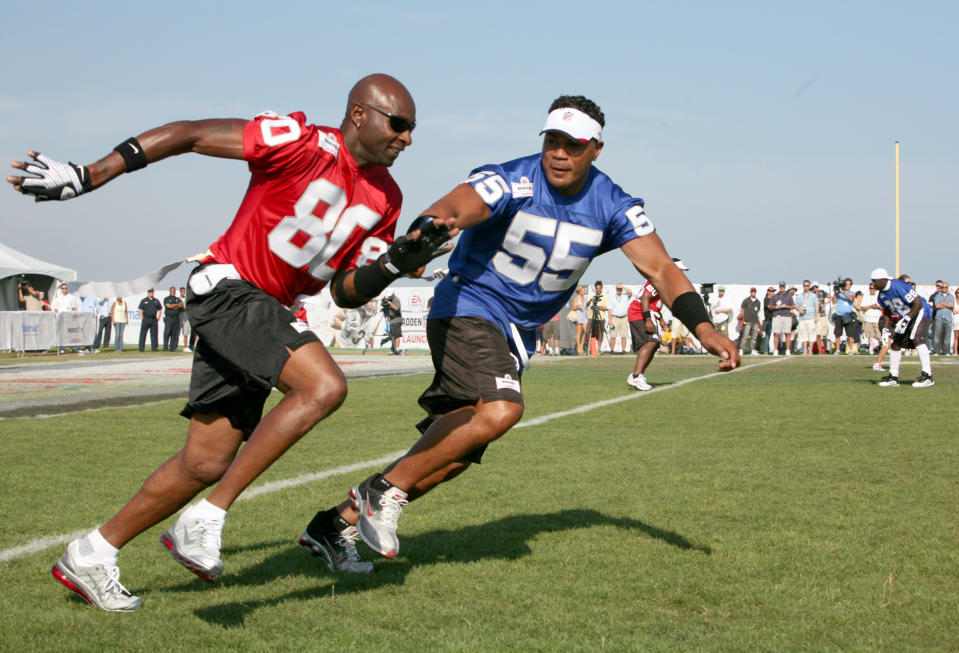 Jerry Rice and Junior Seau celebrate with Xbox 360 at the Madden NFL 10 Pigskin Pro-Am, at Malibu Bluffs State Park, in Malibu, Calif. on July 24, 2009. (Casey Rodgers / AP Images for Xbox)