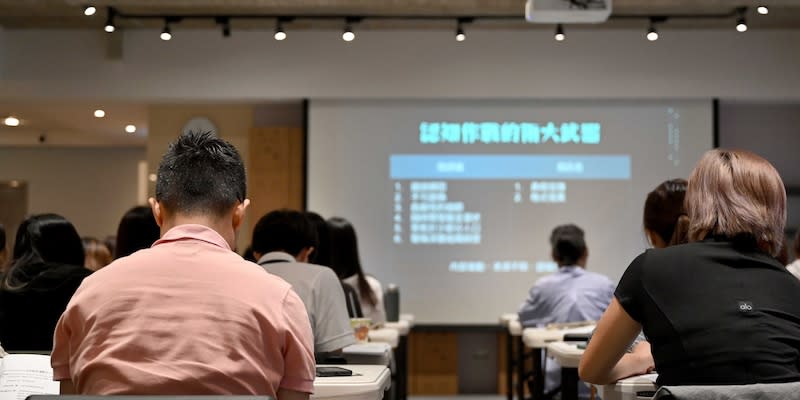 Taipeh: Männer und Frauen nehmen an einem Kurs für zivile Verteidigung der Kuma Academy teil.<span class="copyright">dpa</span>