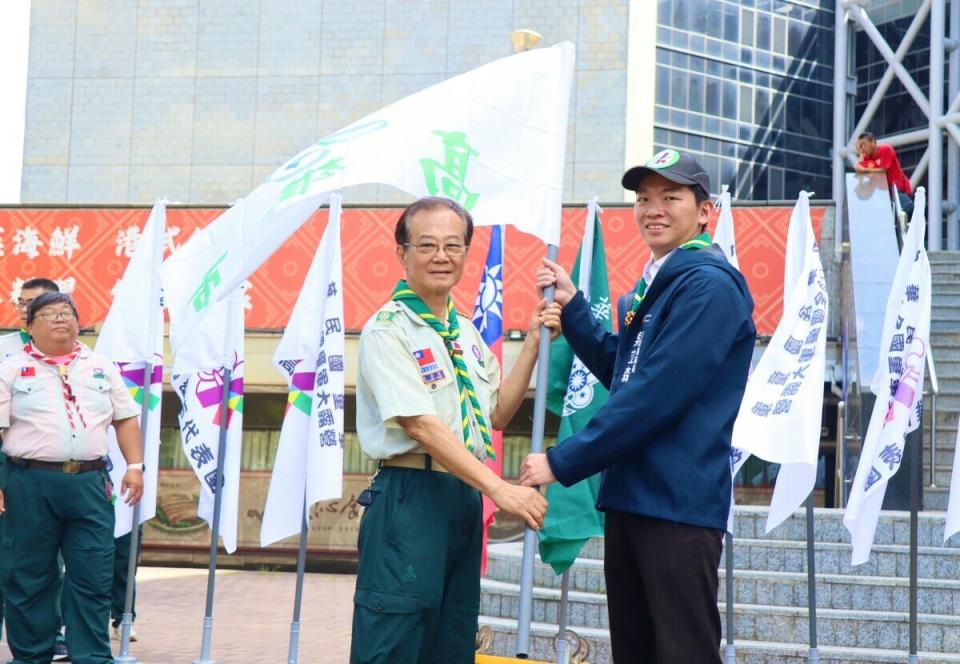 吳立森(右)授旗給高雄市童軍團。   圖：高雄市教育局/提供