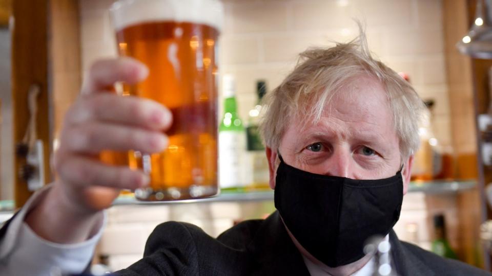 Wie der Premier, so seine Landsleute: Nicht nur Boris Johnson trinkt gerne ein kühles Bier. (Bild: dpa)