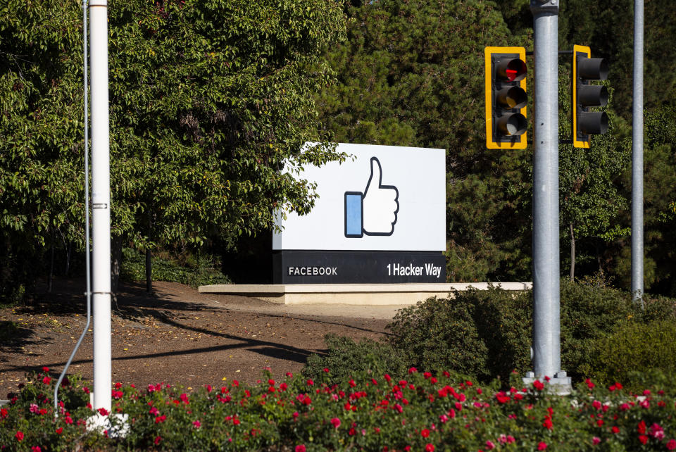 Un letrero en la entrada de las oficinas centrales de Facebook en Menlo Park, California, el 20 de octubre de 2020. (Laura Morton/The New York Times).