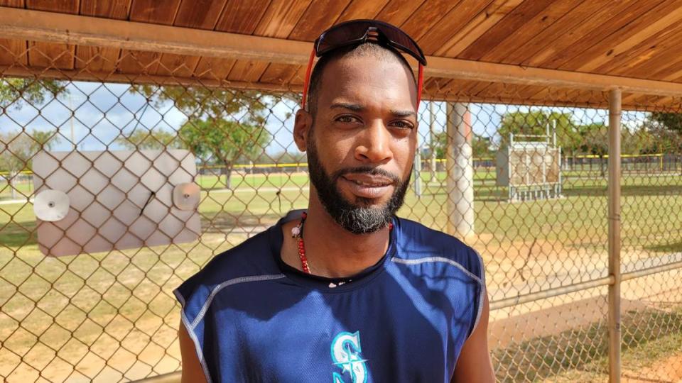 Yadil Mujica entrena solo en Miami para el Clásico Mundial de Béisbol. O casi solo, pues su papá le sirve de entrenador en un terreno del Tamiami Park.