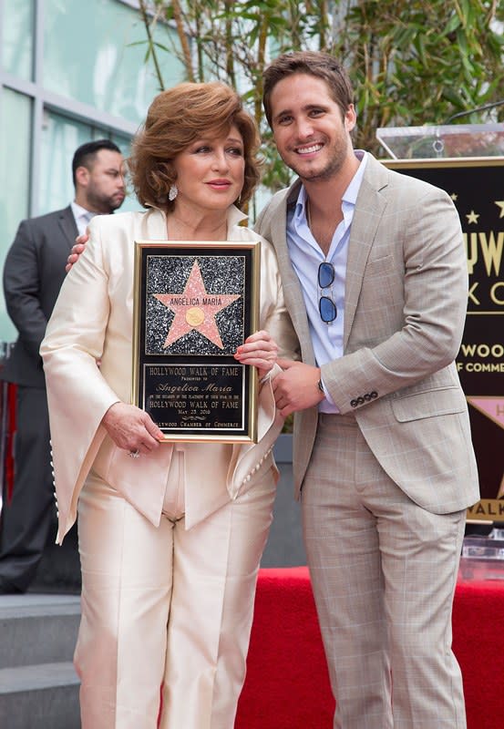 Tambi?n a su lado estuvieron Diego Boneta: “recuerdo que la conoc? cuando comenzaba mi carrera y no era nadie. Ten?a 12 a?os, ella fue una luz de apoyo, un ser humano protector, humilde como nadie. Ahora 15 a?os despu?s sigue siendo la misma amiga”.