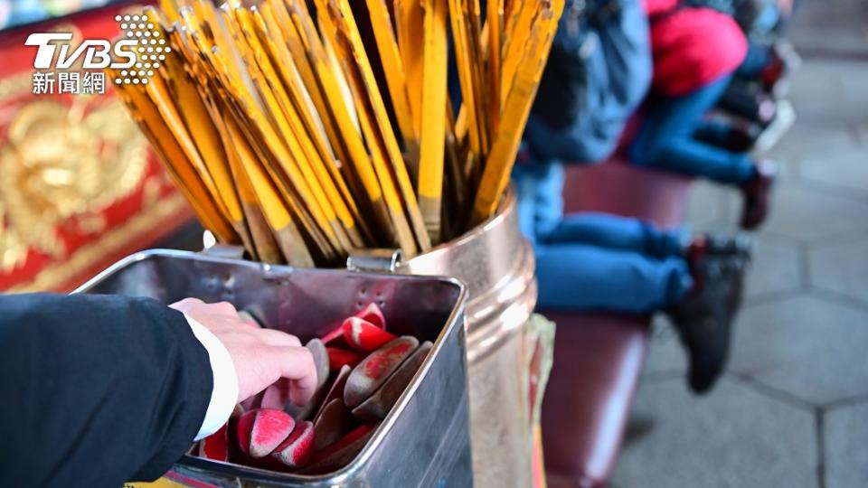 許多人都會去廟裡拜拜向神明許願求籤指點迷津。（示意圖／shutterstock達志影像）