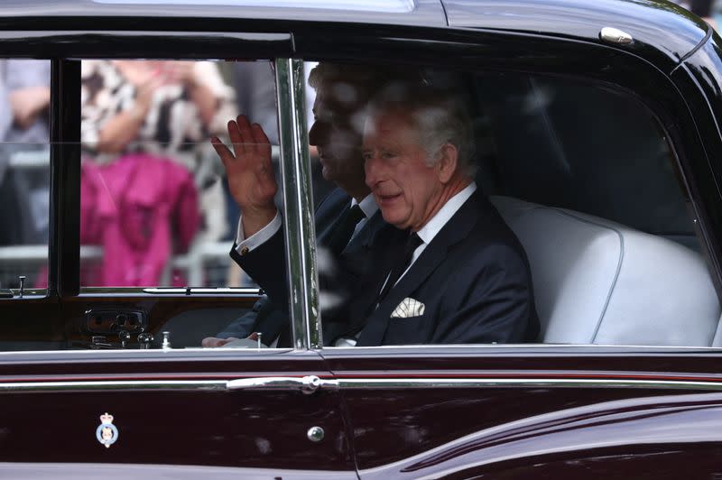 El rey Carlos llega al Palacio de Buckingham mientras Reino Unido llora a la reina Isabel, en Londres