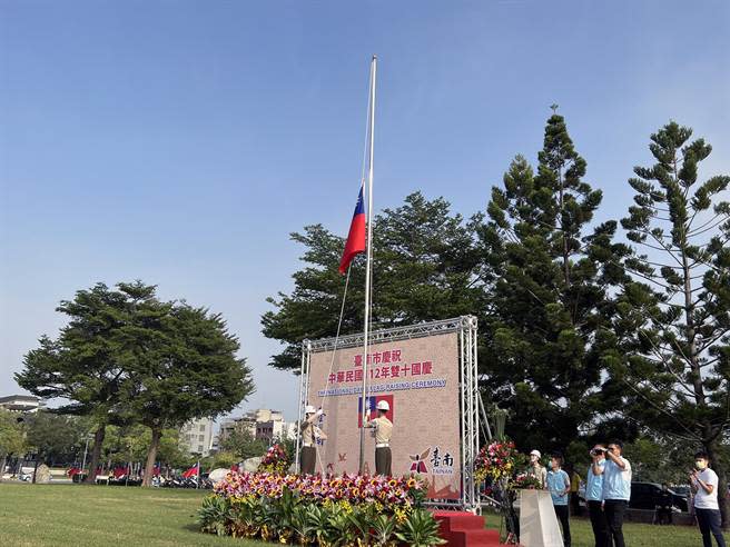 今天是十月十日國慶日，台南市政府循例於上午7點50分在永華市政中心旁西拉雅廣場舉辦國慶升旗典禮。（洪榮志攝）