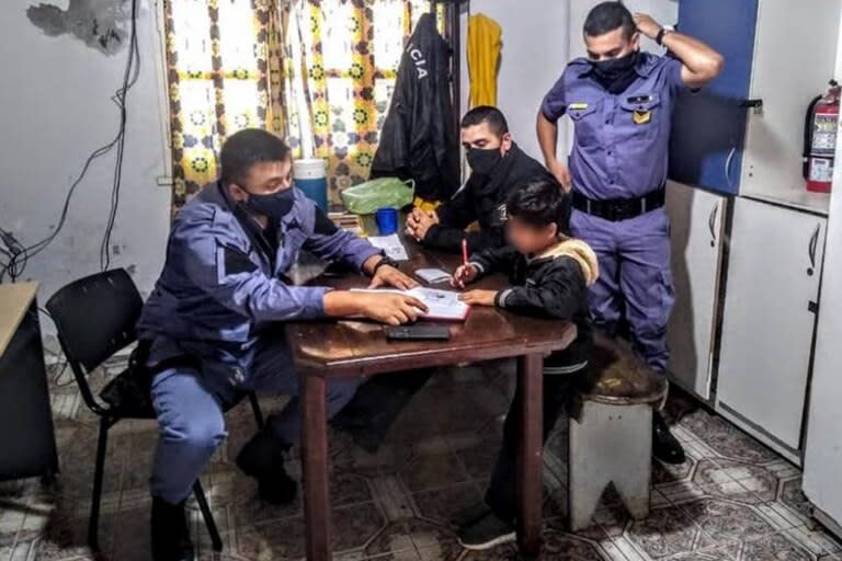 Ante el desesperado pedido de la madre, la Policía ayudó al niño a realizar la tarea escolar