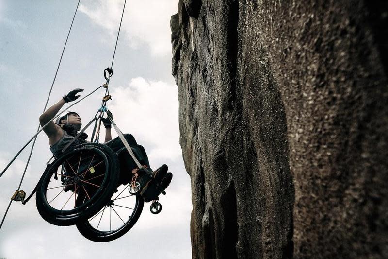 《獅子山上》連人帶輪椅，攀上約台北101的峰頂。（捷傑提供）