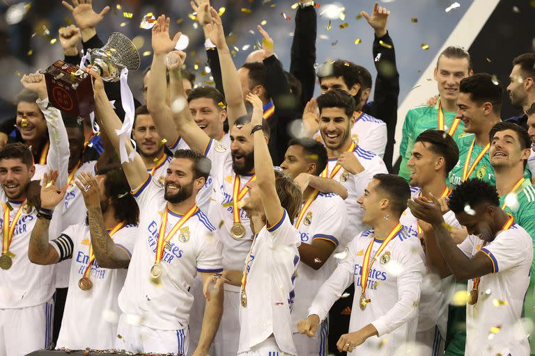 Un buen comienzo de a&#xf1;o: Real Madrid festeja con la Supercopa de Espa&#xf1;a, luego de vencer a Athletic Bilbao en la final en Riyad, Arabia Saudita.