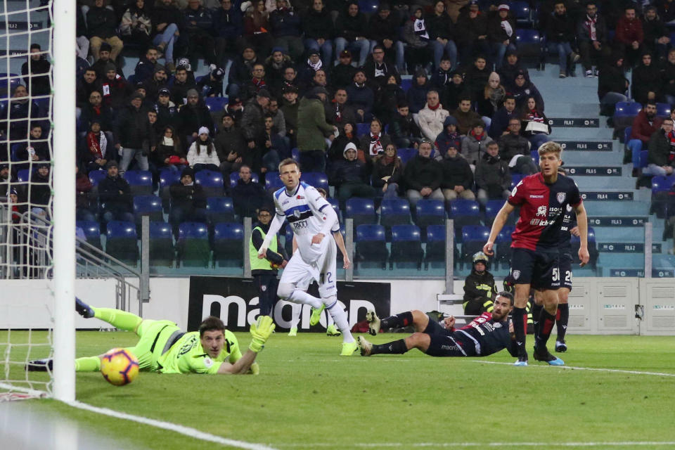 Atalanta's Josip Ilicic, center, watches his shot pass next to the post during the Italian Cup soccer match between Cagliari and Atalanta at Sardegna Arena in Cagliari, Italy, Monday, Jan. 14, 2019 (Fabio Murru/ANSA via AP)