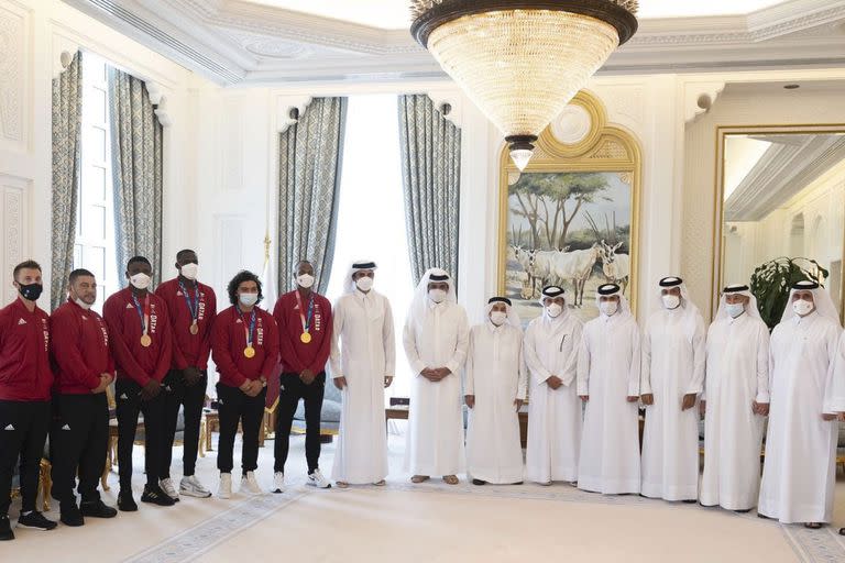 El encuentro de los voleibolistas qataríes de playa y Pablo Bernardi con el emir de Qatar, que los felicitó por el podio olímpico.