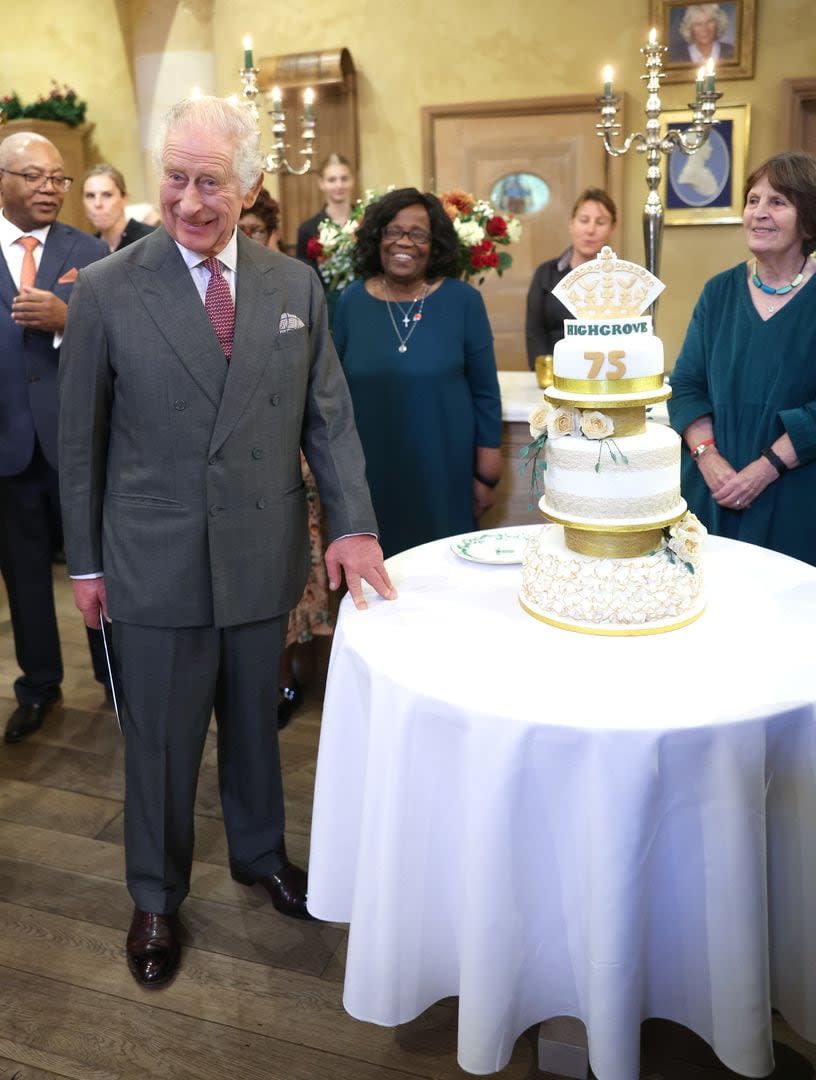 El rey Carlos III de Gran Bretaña celebra su 75 cumpleaños con vecinos de su misma edad