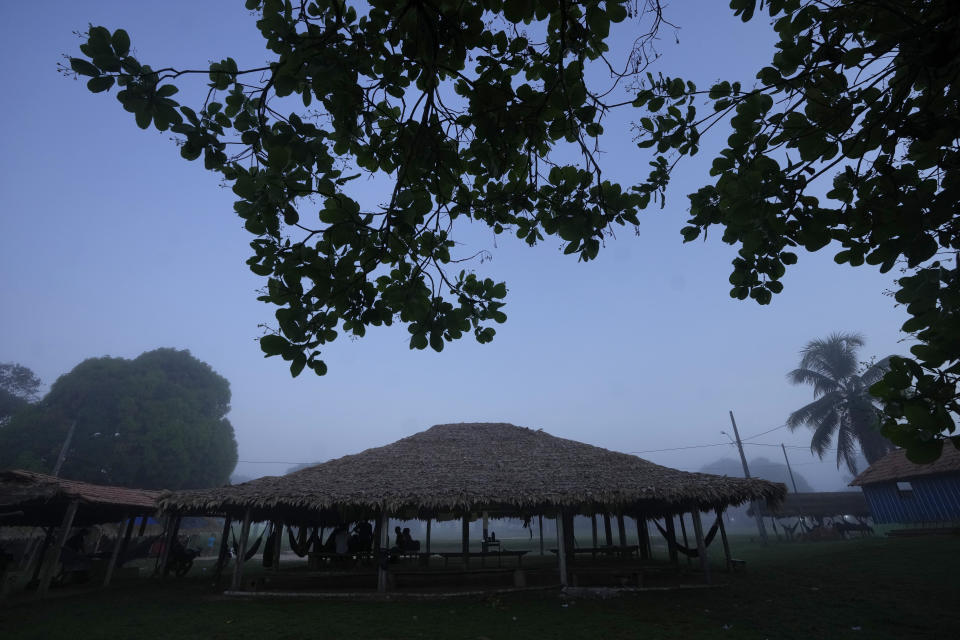 En la imagen, vista del Ramada, un centro comunitario donde se celebran rituales, al amanecer del segundo día del rito de madurez Wyra'whaw, en la aldea Tenetehar Wa Tembe, en la tierra indígena Alto Río Guamá, en el estado de Pará, Brasil, el 10 de junio de 2023. (AP Foto/Eraldo Peres)