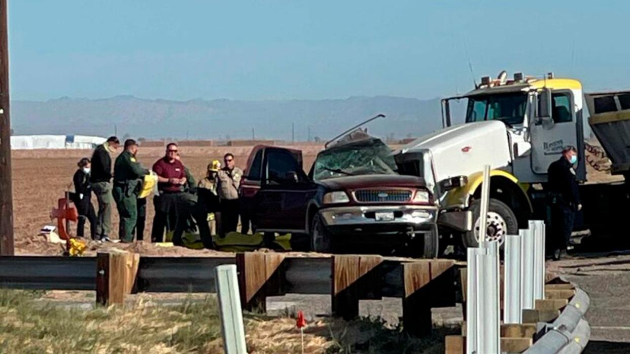 Polizei und Rettungskräfte am Unfallort in Holtville im US-Bundesstaat Kalifornien.