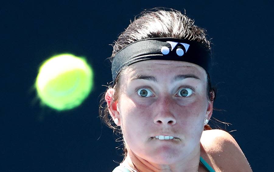 Anastasija Sevastowa verinnerlicht eine der Grundregeln des Tennis perfekt: Die Augen immer auf den Ball richten