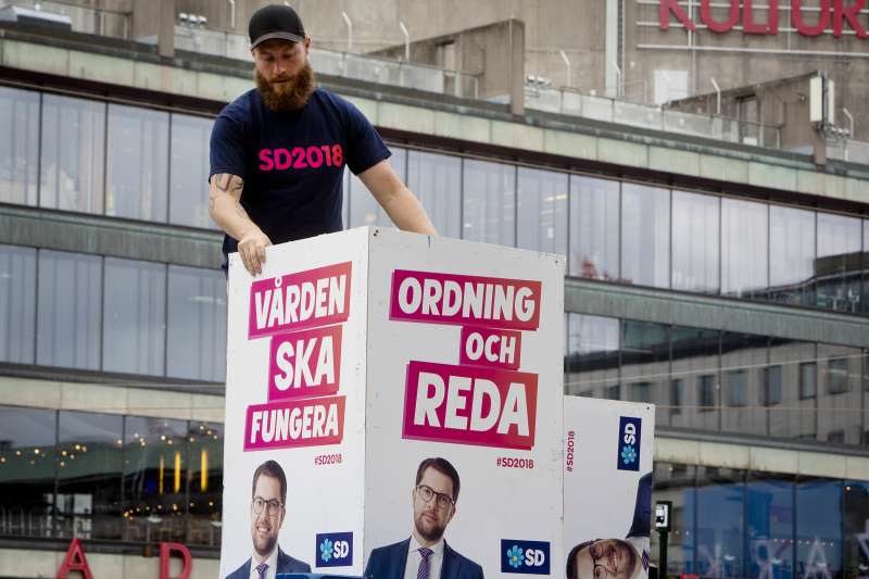 瑞典將在9日舉行國會大選，極右派瑞典民主黨議員在各地放上競選文宣。(美聯社)