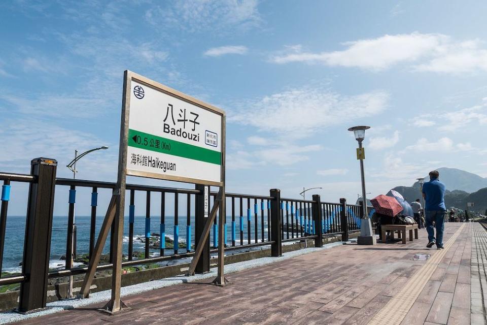 八斗子車站(Photo via Wikimedia, by billy1125, License: CC BY 2.0，圖片來源：https://zh.wikipedia.org/wiki/File:BadouziStation.jpg)