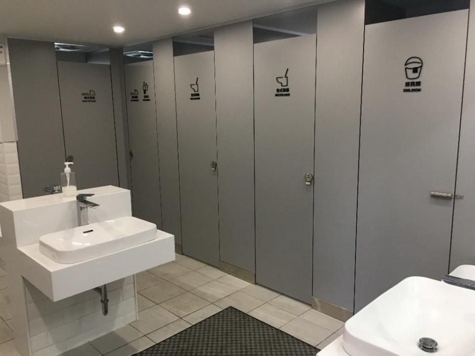 新北市推動性別友善廁所標章，市府大樓一樓東側廁所已打造為「性別友善廁所」。　（記者吳瀛洲攝）