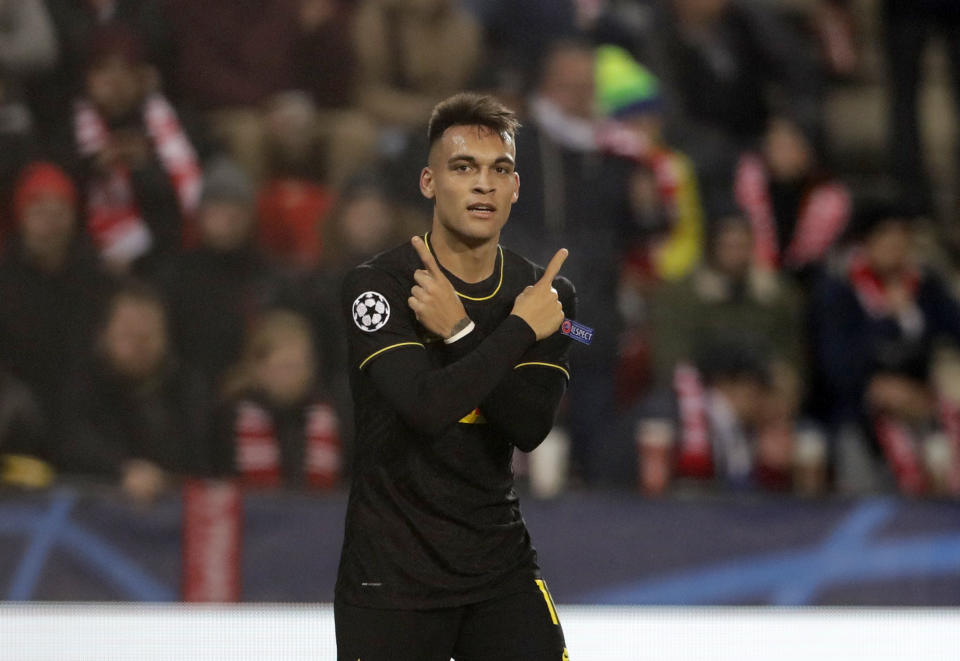 El argentino Lautaro Martínez, del Inter, festeja tras anotar el primer gol de su equipo ante el Slavia de Praga, en un encuentro de la Liga de Campeones, disputado el miércoles 27 de noviembre de 2019 (AP Foto/Petr David Josek)