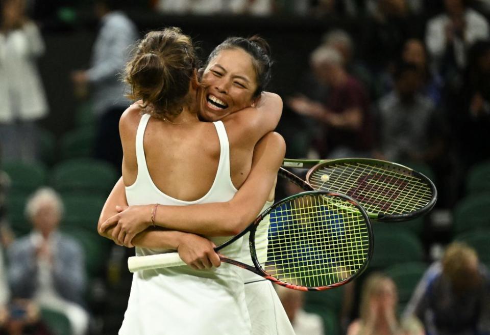 謝淑薇與史翠可娃在溫網女雙決賽中勝出，兩人激動互擁。（路透）