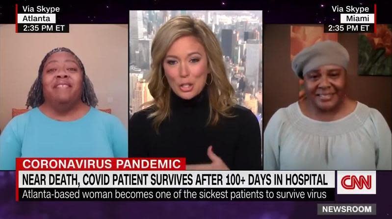 達美航空的員工珍妮絲（左）罹患武漢肺炎昏迷數日，她的雙胞胎姊妹賈妮絲（右）一直透過電話鼓舞她。圖為兩人接受新聞專訪。（翻攝自CNN）