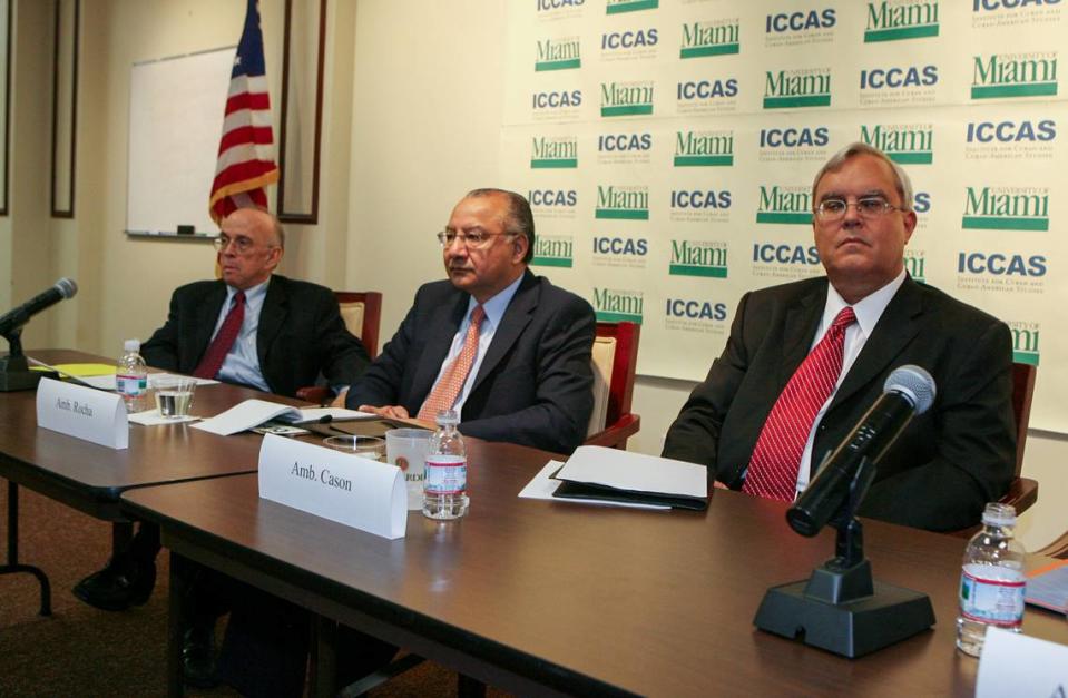 El embajador James Cason y Manuel Rocha junto con Jaime Suchlicki durante el evento “Política de Estados Unidos hacia Cuba: una conversación con diplomáticos estadounidenses” en el Instituto de Estudios Cubano-Americanos en enero 23, 2009.