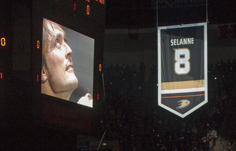 Teemu Selanne is seen on a video screen board looking up at the first banner to be hung at the Honda Center during a ceremony there on Sunday, Jan. 11, 2015, in Anaheim, Calif. The Ducks retired Selanne&#39;s number before the NHL hockey game Sunday against the Winnipeg Jets. (AP Photo/The Orange County Register, Michal Goulding )