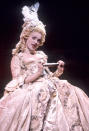 <p>Dieses Marie-Antoinette-Kleid, das sie während ihrer “Vogue”-Performance bei den VMAs im Jahr 1990 trug, war angeblich ein echtes Kostüm, das Glenn Close in dem Film “Gefährliche Liebschaften” getragen hat. (Bild: Getty Images) </p>