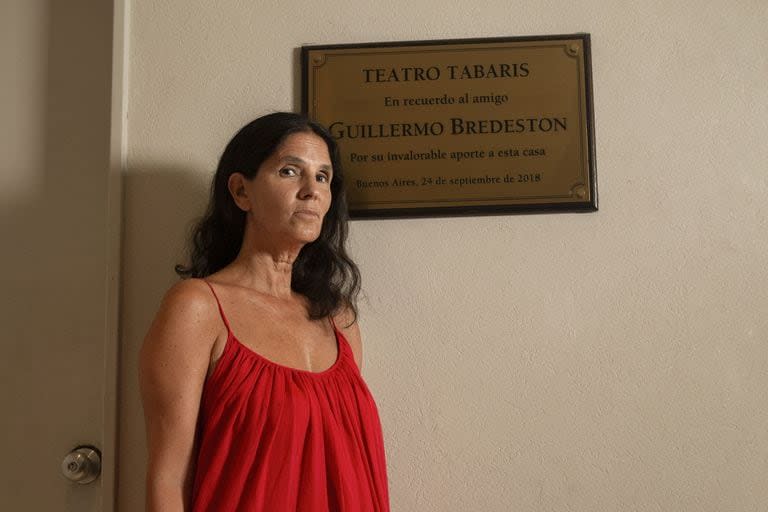 Nachi Bredeston junto a la placa que recuerda a su padre en el foyer del Multitabaris