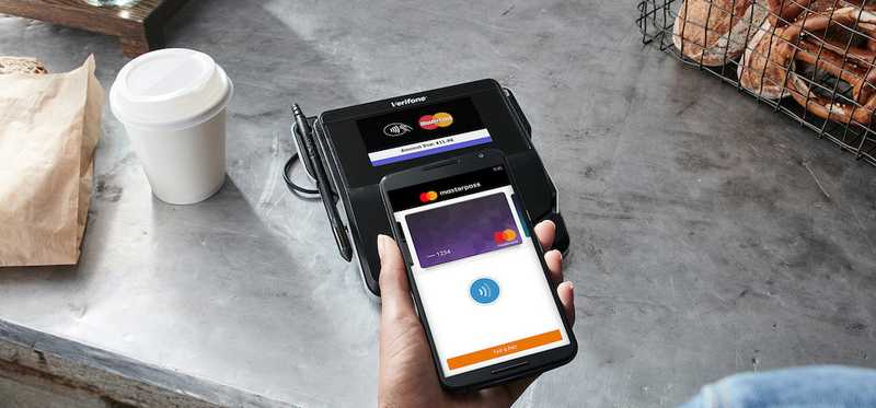 Person paying for coffee using Mastercard app.