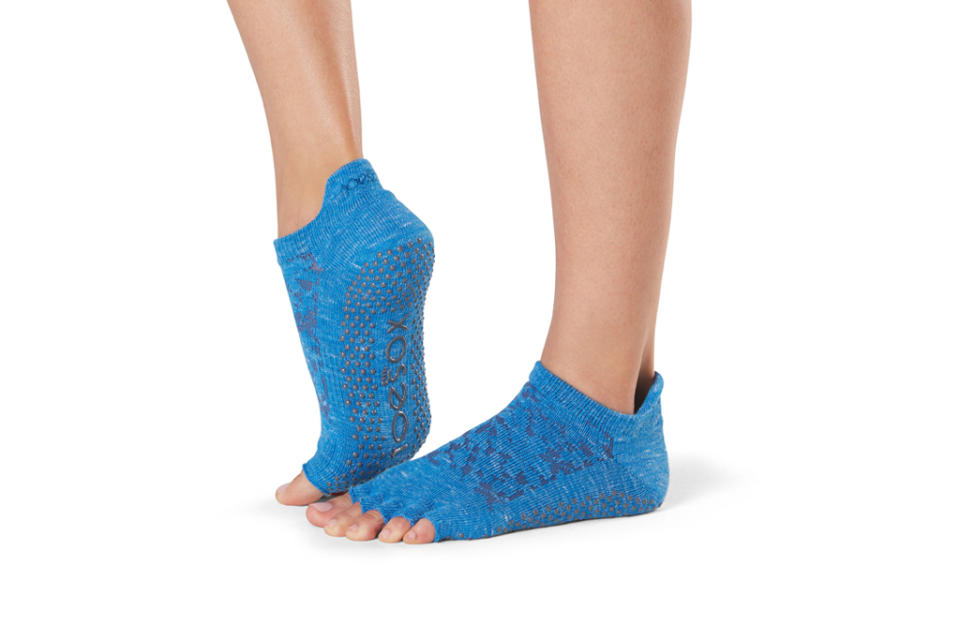 toesox grip low rise yoga socks