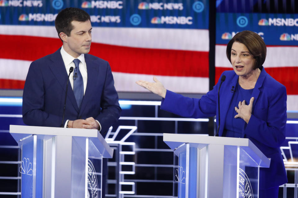 Pete Buttigieg y Amy Klobuchar tuvieron punzantes discusiones, pero su saldo en el debate fue reducido. (AP Photo/John Locher)