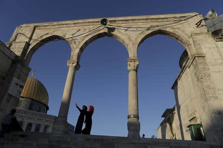 Salma Salame (L), 27, from the Arab-Israeli town of Baqa al-Gharbiyye, takes a selfie photo with a friend in front of the Dome of the Rock on the compound known to Muslims as Noble Sanctuary and to Jews as Temple Mount, in Jerusalem's Old City, during the holy month of Ramadan, July 4, 2015. REUTERS/Ammar Awad