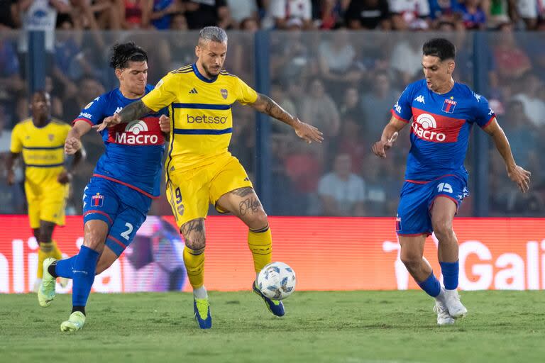 Darío Benedetto jugando ante Tigre, en Victoria