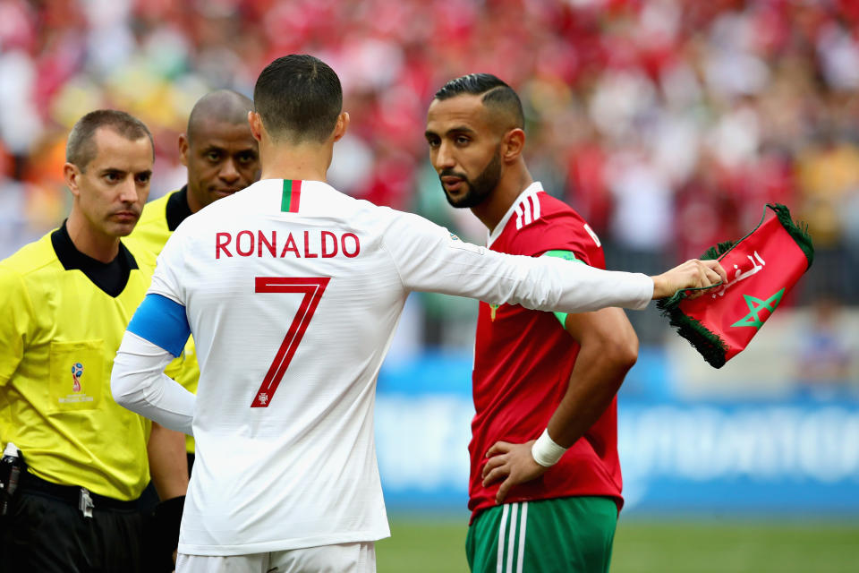 Cristiano habla con Medhi Benatia y el árbitro Mark Geiger (izquierda). Foto: Getty