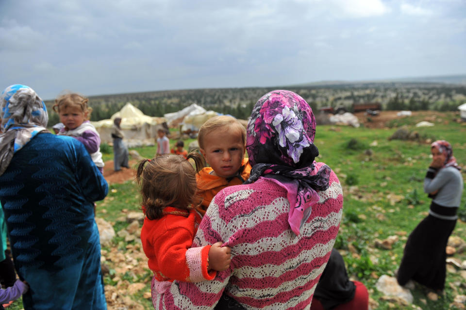 Una mujer camina con sus hijos por el campo de refugiados de Jerbet al Jaldiye (norte de Siria), el 28 de marzo de 2013