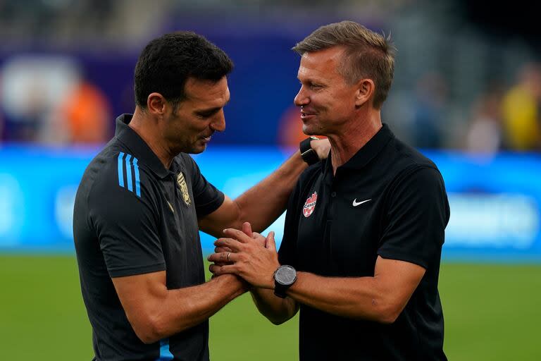 Lionel Scaloni saluda a su par Jesse Marsch durante el partido semifinal de la Copa América 2024 que disputan las selecciones de Argentina y Canadá, en el MetLife Stadium, Nueva Jersey, el 9 de julio de 2024.