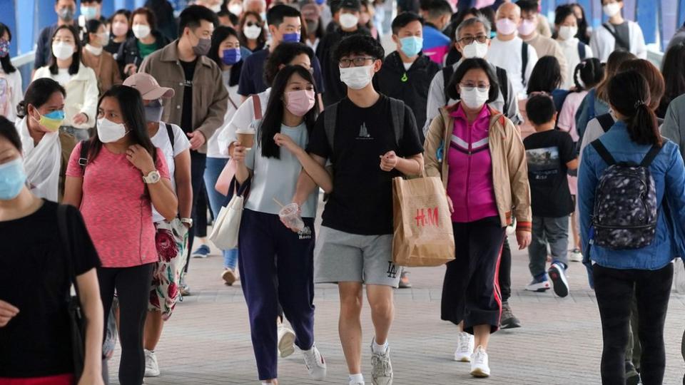 香港中環天橋上眾多市民出行（中新社圖片2/5/2022）