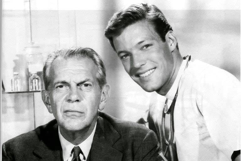 En sus primeras temporadas, Dr. Kildare no le corrió el bulto a las cuestiones sociales y se metió con el aborto, la inmigración ilegal, el racismo, la guerra de Vietnam y la responsabilidad ética ante las consecuencias humanitarias del bombardeo nuclear a Nagasaki en la Segunda Guerra Mundial