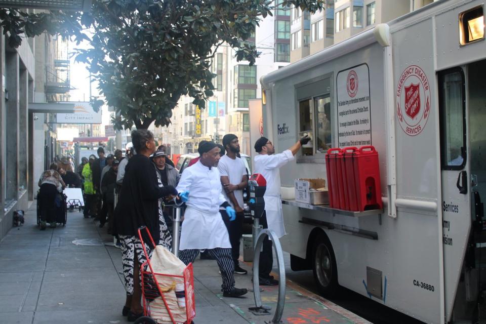 救世軍公益組織餐車給資源不足的人們送餐。（記者楊逸辰╱攝影）