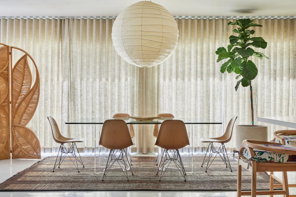 A vintage table surrounded by Eames chairs anchors the dining room while a 1960s bamboo screen adds a tropical flair. The juxtaposition shows off Bunsa’s ability to masterfully combine such starkly different styles.