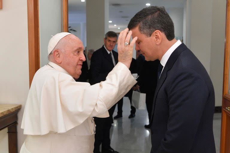 Esta foto del 27 de noviembre de 2023 muestra al papa Francisco bendiciendo al presidente de Paraguay, Santiago Peña Palacios, antes de su reunión en El Vaticano.