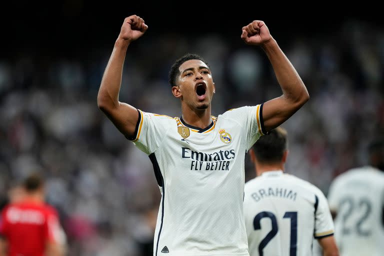 Jude Bellingham festeja su gol de cara a una de las tribunas del Santiago Bernabéu