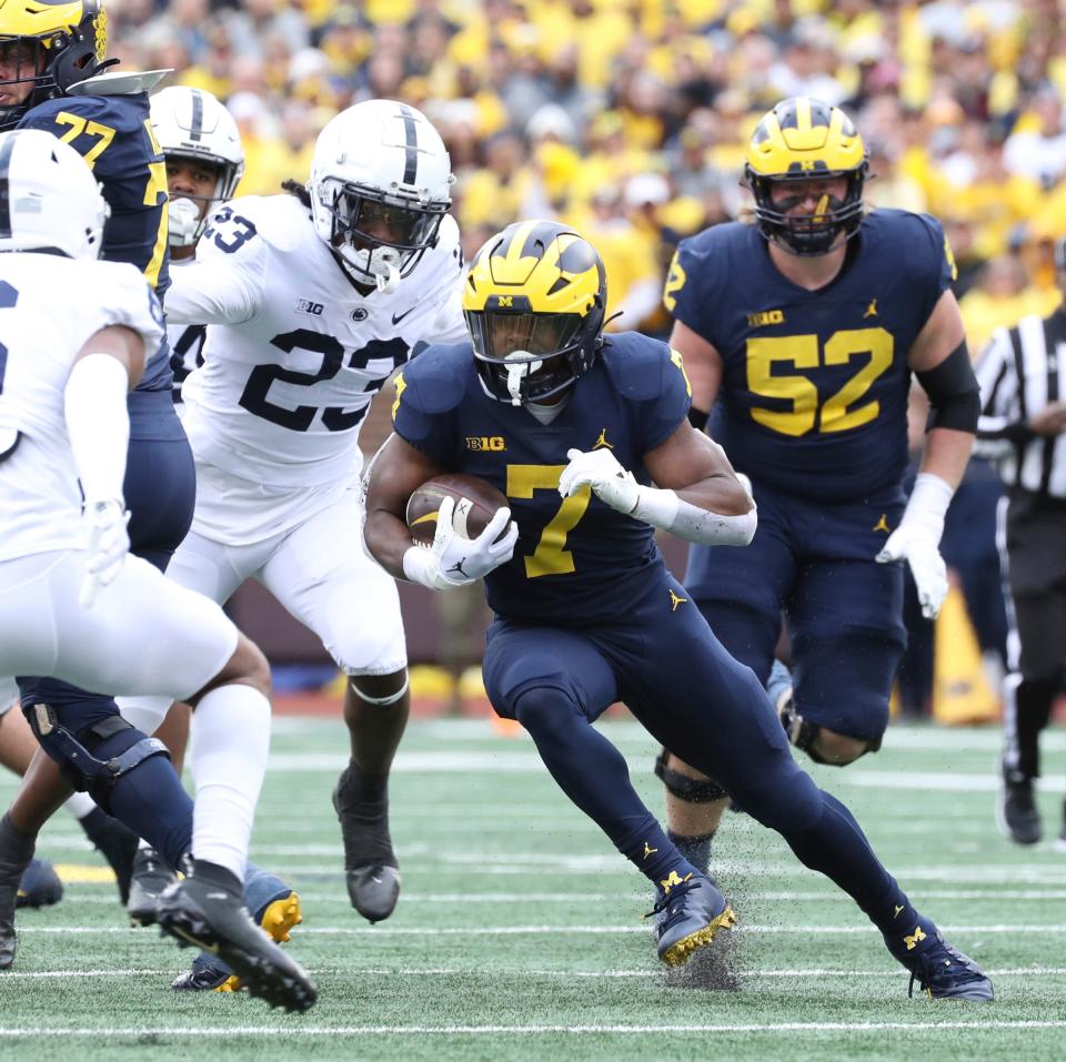 Michigan running back Donovan Edwards (7) runs the ball vs. the Penn State Nittany Lions on Oct. 15, 2022 at Michigan Stadium.