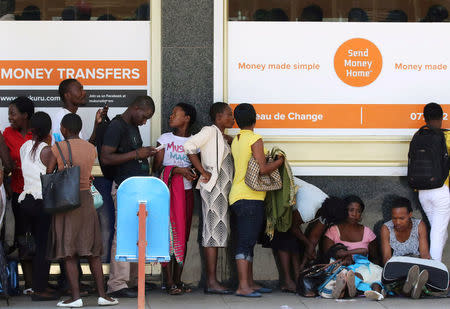 Zimbabweans queue to withdraw cash from a local bank in the capital Harare, Zimbabwe November 2, 2016. REUTERS/Philimon Bulawayo