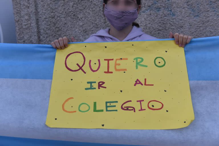 Abrazo simbólico con banderas en escuelas de Vicente López