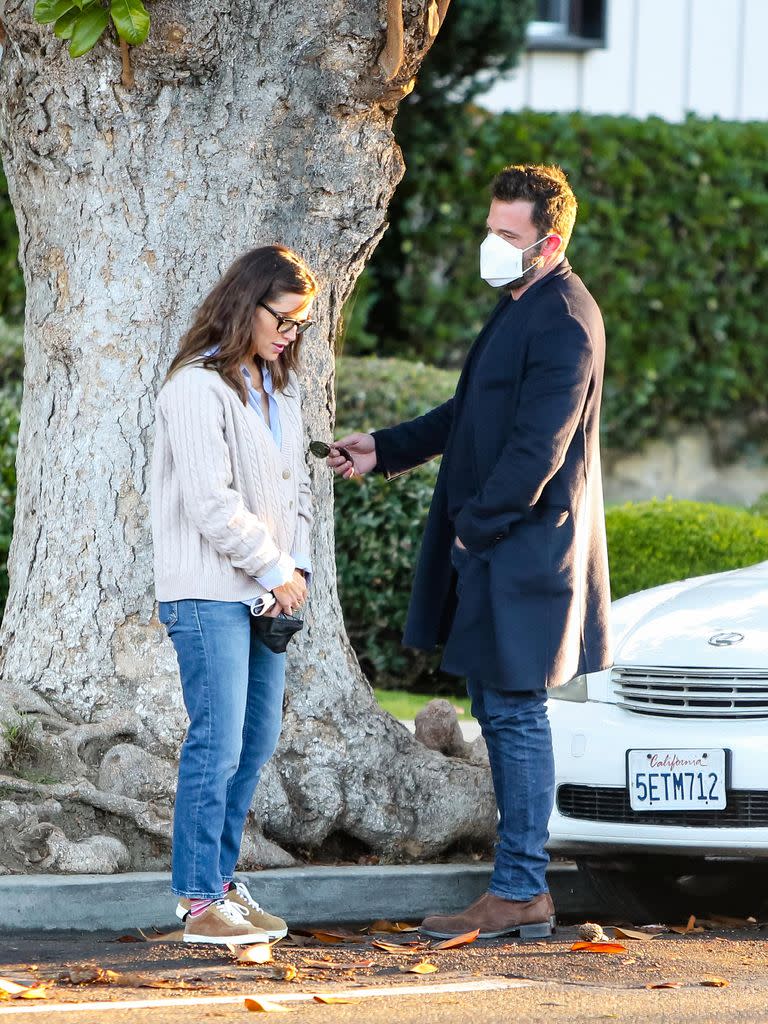 Jennifer Garner leaning on a tree with Ben Affleck