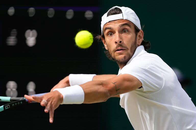 Lorenzo Musetti interrumpió el sueño de Grand Slam del argentino Francisco Comesaña en la tercera vuelta de Wimbledon y llegó hasta las semifinales. 