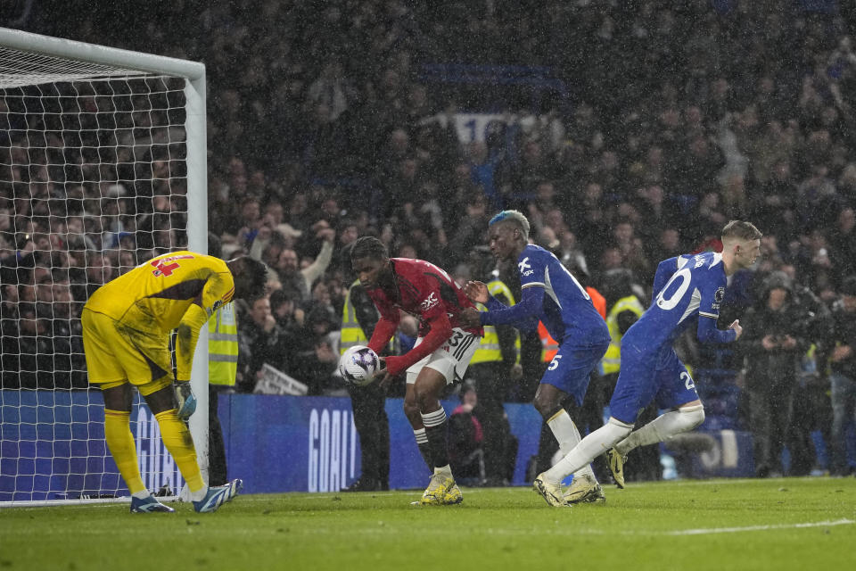 Cole Palmer (derecha), del Chelsea, festeja tras anotar el tercer tanto de su equipo ante el Manchester United, el jueves 4 de abril de 2024 (AP Foto/Kin Cheung)