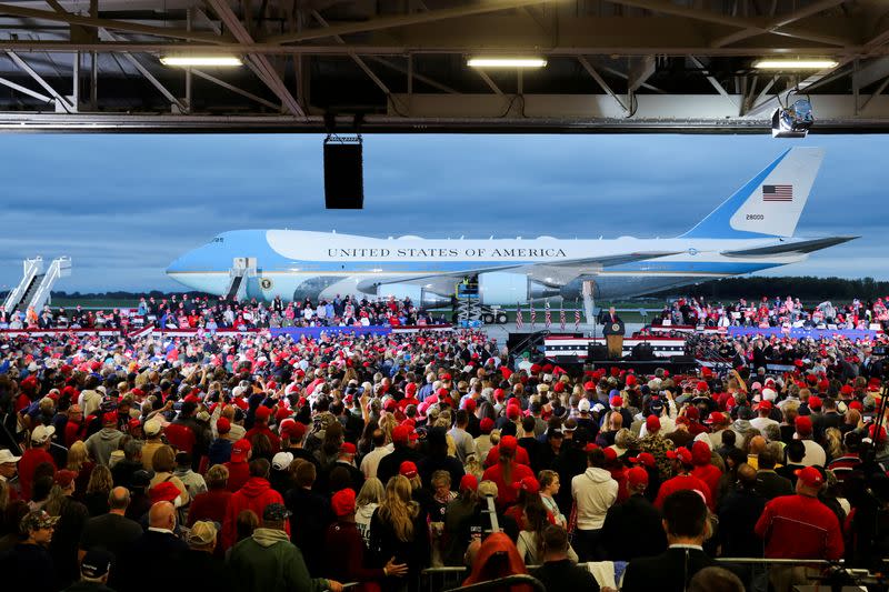 El Air Force One de fondo mientras el presidente de los EEUU Donald Trump habla durante un evento de campaña en el aeropuerto internacional MBS, en Freeland